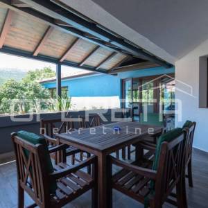 Dugopolje: prostrana vila s bazenom i garažom