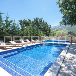 Dugopolje: prostrana vila s bazenom i garažom