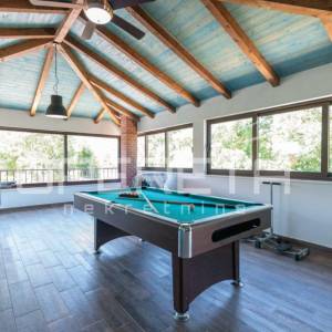 Dugopolje: prostrana vila s bazenom i garažom