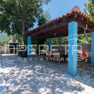 Dugopolje: prostrana vila s bazenom i garažom