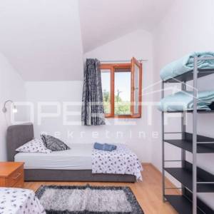 Dugopolje: prostrana vila s bazenom i garažom