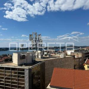 Dvosoban stan u centru s pogledom na more i grad

