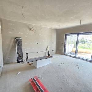 Dvosoban stan u prizemlju s vrtom