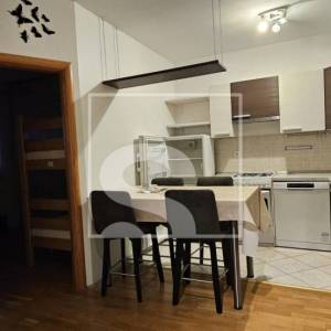 Dvosoban stan u Puli s dvorištem i 2 parkirna mjesta