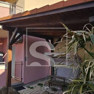 Dvosoban stan u Puli s dvorištem i 2 parkirna mjesta