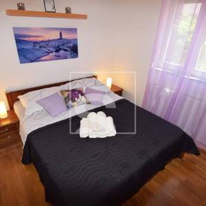 Dvosoban stan u Puli s dvorištem i 2 parkirna mjesta