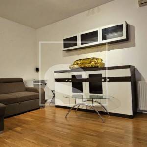 Dvosoban stan u Puli s dvorištem i 2 parkirna mjesta