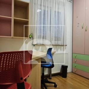 Dvosoban stan u Puli s dvorištem i 2 parkirna mjesta