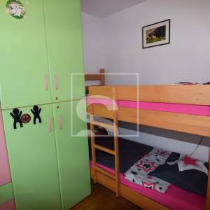 Dvosoban stan u Puli s dvorištem i 2 parkirna mjesta