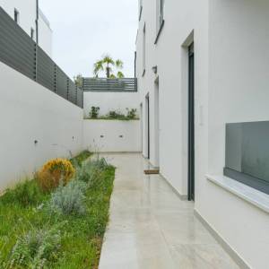 Dvosobni stan u prizemlju novogradnje (mogućnost 3 sobe i bazena)