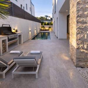 Dvosobni stan u prizemlju novogradnje (mogućnost 3 sobe i bazena)