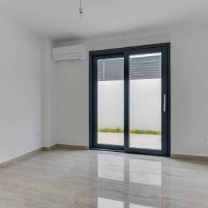 Dvosobni stan u prizemlju novogradnje (mogućnost 3 sobe i bazena)