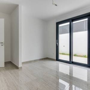 Dvosobni stan u prizemlju novogradnje (mogućnost 3 sobe i bazena)