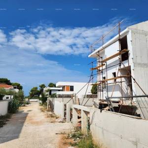 Fažana! Dvojna kuća s garažom u neposrednoj blizini mora i plaža!