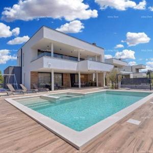 Fažana- Peroj- Prekrasna Vila sa bazenom s pogledom na more u blizini plaže