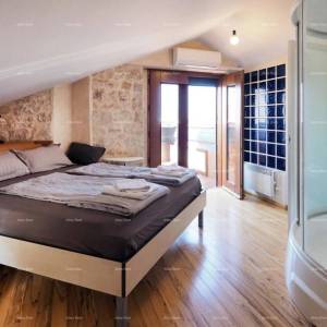 Funtana, Prodaje se  kamena kuća s pogledom na more