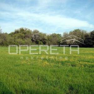 Građevinski teren okružen prirodom – idealno za premium vile 