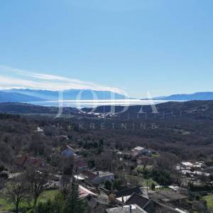 Građevinsko zemljište 1.250 m² s dozvolom i temeljima – Bribir, pogled more