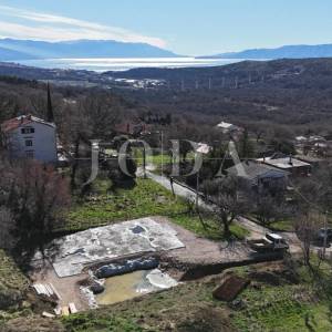 Građevinsko zemljište 1.250 m² s dozvolom i temeljima – Bribir, pogled more