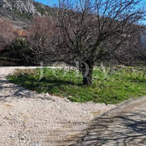 Građevinsko zemljište 1.250 m² s dozvolom i temeljima – Bribir, pogled more