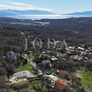 Građevinsko zemljište 1.250 m² s dozvolom i temeljima – Bribir, pogled more