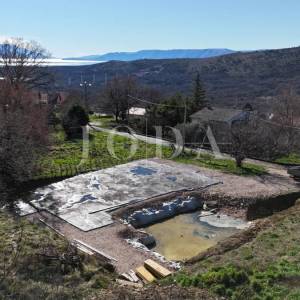 Građevinsko zemljište 1.250 m² s dozvolom i temeljima – Bribir, pogled more
