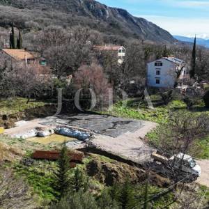 Građevinsko zemljište 1.250 m² s dozvolom i temeljima – Bribir, pogled more