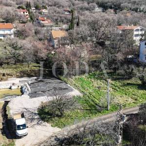 Građevinsko zemljište 1.250 m² s dozvolom i temeljima – Bribir, pogled more