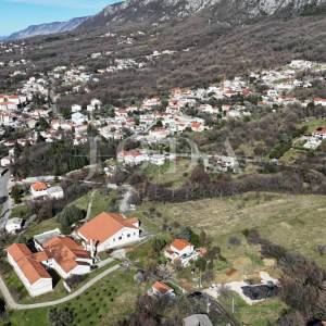 Građevinsko zemljište 1.250 m² s dozvolom i temeljima – Bribir, pogled more