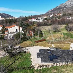 Građevinsko zemljište 1.250 m² s dozvolom i temeljima – Bribir, pogled more