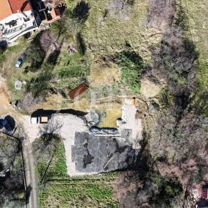 Građevinsko zemljište 1.250 m² s dozvolom i temeljima – Bribir, pogled more