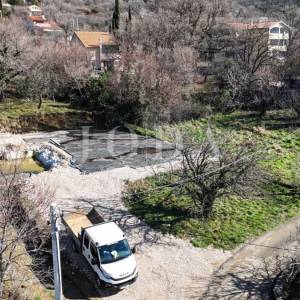 Građevinsko zemljište 1.250 m² s dozvolom i temeljima – Bribir, pogled more