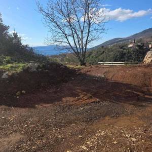 Građevinsko zemljište u Ičićima – moderna vila s bazenom, spremno za gradnju