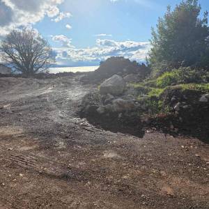 Građevinsko zemljište u Ičićima – moderna vila s bazenom, spremno za gradnju