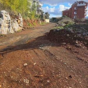 Građevinsko zemljište u Ičićima – moderna vila s bazenom, spremno za gradnju