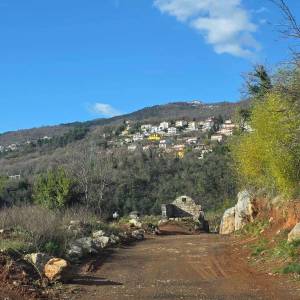 Građevinsko zemljište u Ičićima – moderna vila s bazenom, spremno za gradnju