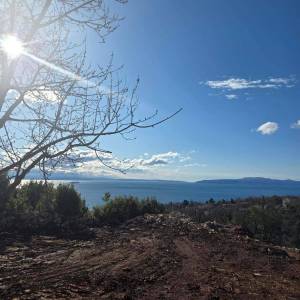 Građevinsko zemljište u Ičićima – moderna vila s bazenom, spremno za gradnju