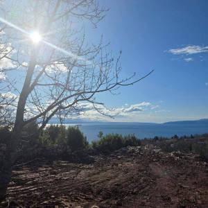 Građevinsko zemljište u Ičićima – moderna vila s bazenom, spremno za gradnju