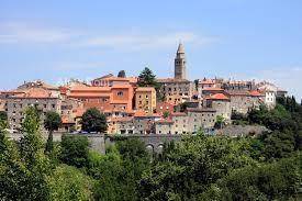 Građevinsko zemljište u Labinu s  dozvolom za kuću i bazen