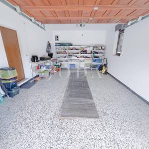 Grobnik,samostojeća kuća sa poslovnim prostorom na velikoj okućnici