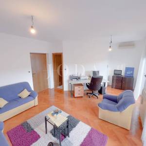 Grobnik,samostojeća kuća sa poslovnim prostorom na velikoj okućnici