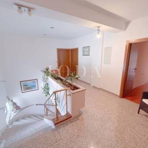 Grobnik,samostojeća kuća sa poslovnim prostorom na velikoj okućnici