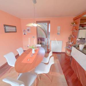 Grobnik,samostojeća kuća sa poslovnim prostorom na velikoj okućnici