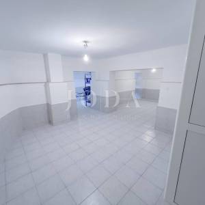 Grobnik,samostojeća kuća sa poslovnim prostorom na velikoj okućnici