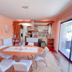 Grobnik,samostojeća kuća sa poslovnim prostorom na velikoj okućnici