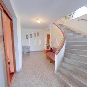 Grobnik,samostojeća kuća sa poslovnim prostorom na velikoj okućnici