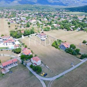 Grobnik,samostojeća kuća sa poslovnim prostorom na velikoj okućnici
