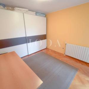 Grobnik,samostojeća kuća sa poslovnim prostorom na velikoj okućnici