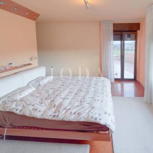 Grobnik,samostojeća kuća sa poslovnim prostorom na velikoj okućnici