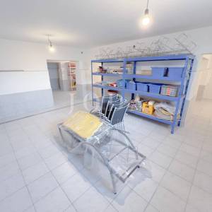 Grobnik,samostojeća kuća sa poslovnim prostorom na velikoj okućnici